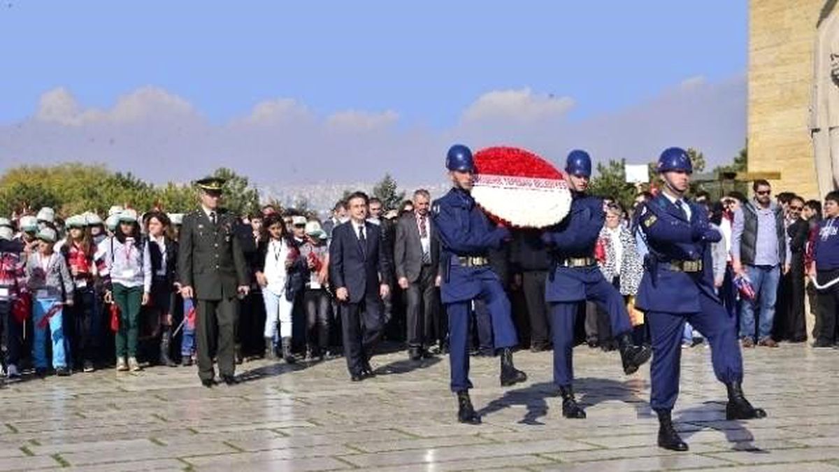 Tepebaşı Belediyesi 2 Bin 500 Kişiyle Anıtkabir\'i Ziyaret Etti