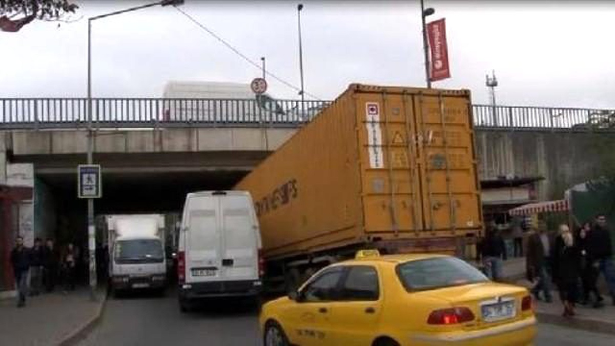 Tır Alt Geçide Çarptı, Şoför "Geçerim Sandım Geçemedim" Dedi