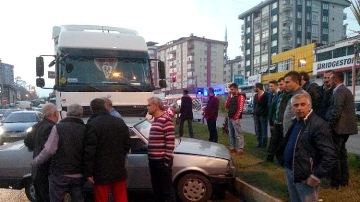 Tır Altına Aldığı Otomobili 50 Metre Sürükledi