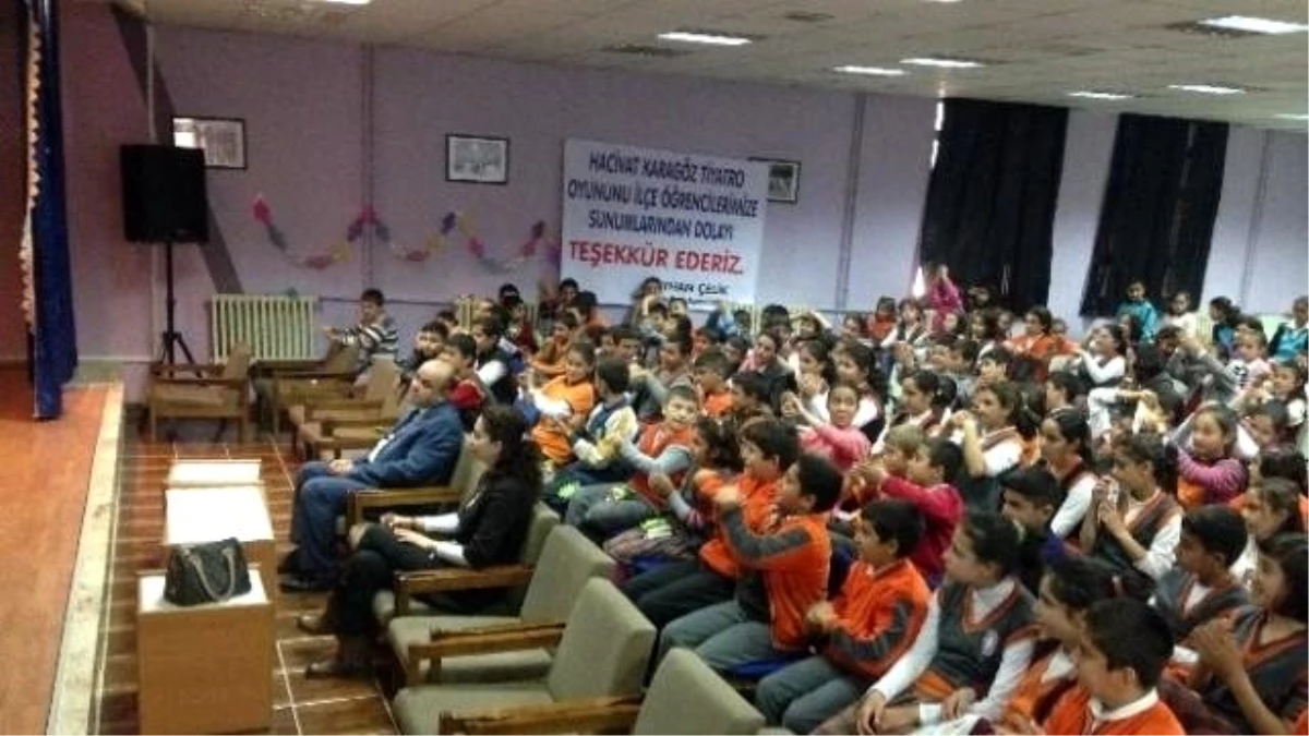 Yerköy\'de Öğrenciler Hacivat-Karagöz Oyunuyla Hem Eğlendi Hem Öğrendi