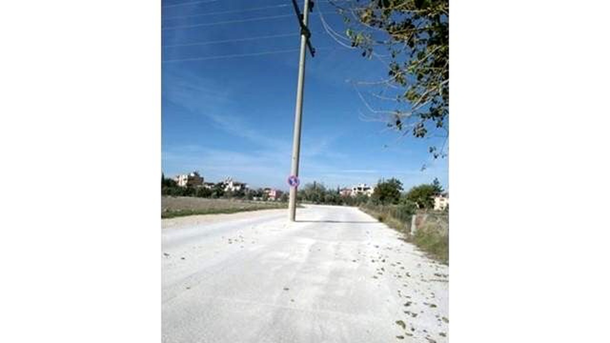 Yol Ortasındaki Elektrik Direği Tehlike Saçıyor
