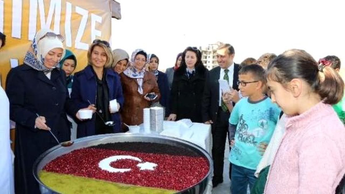 Afganlar\'dan Ay Yıldızlı Aşure