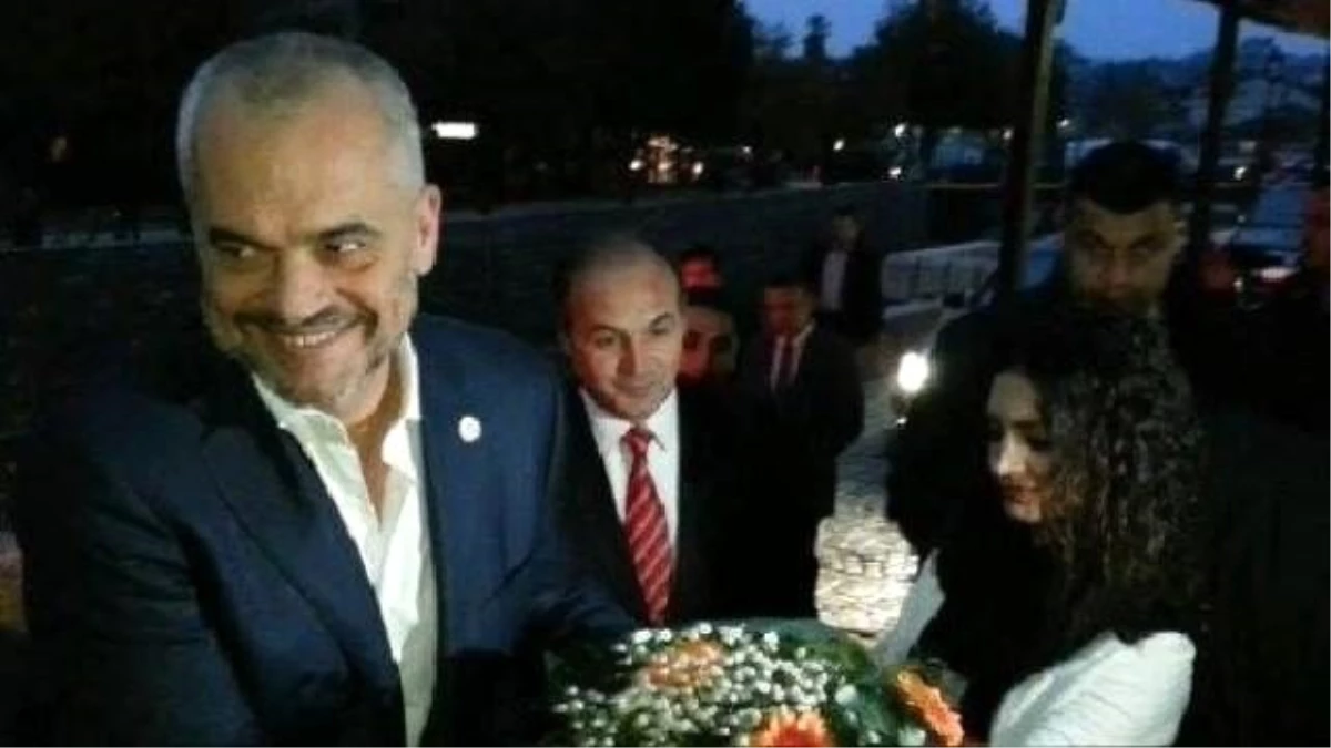 Arnavutluk Başbakanı Rama Prizren\'de Coşku ile Karşılandı