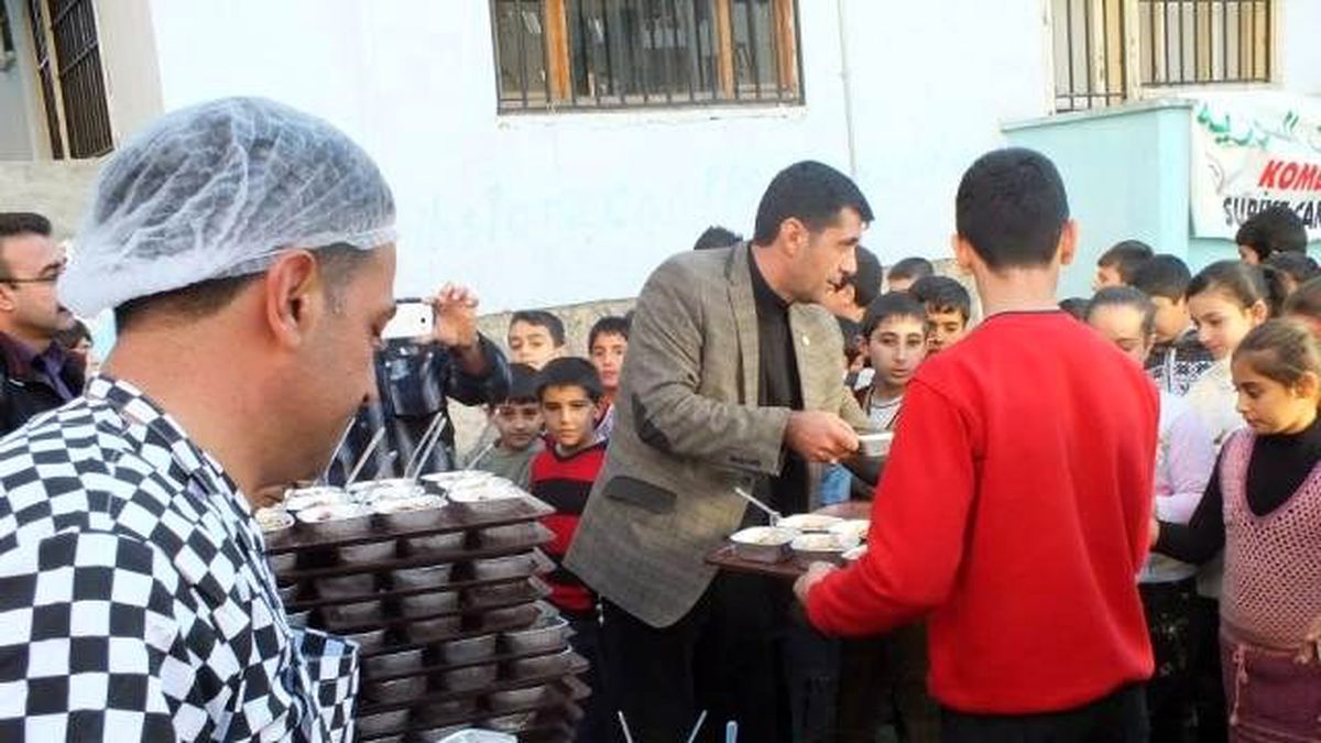 Aşurelerini Mülteci Çocuklarla Paylaştılar