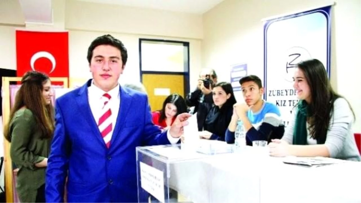 Bursa\'da Öğrenci Meclis Başkanlığı İçin Kıran Kırana Seçim