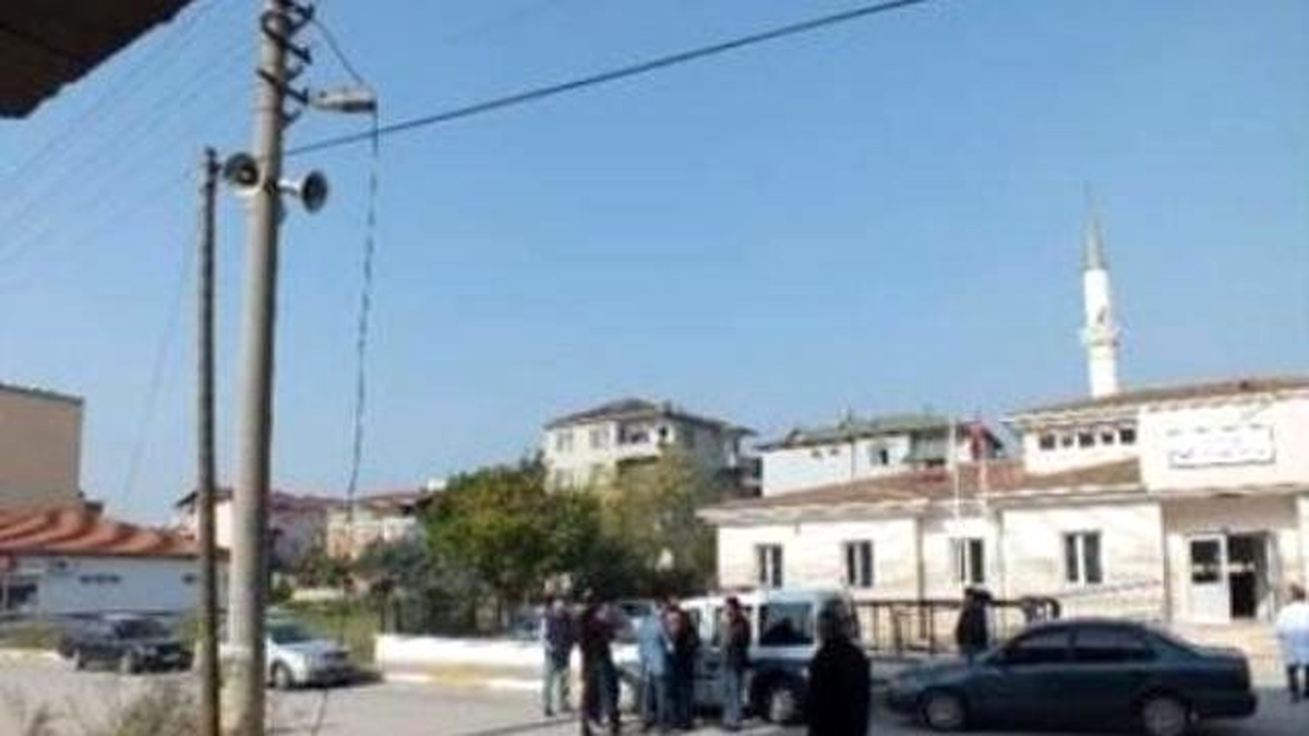 Kocaeli\'de Damperi Açık Unutulan Kamyon Telefon Direğini Yıktı