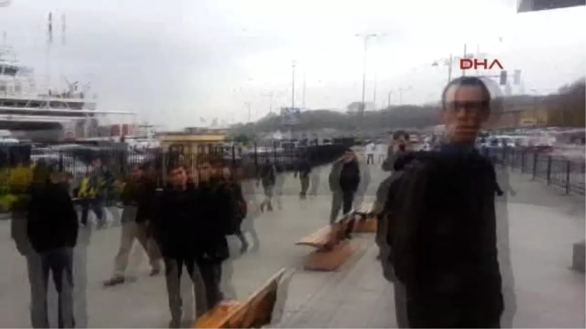 Eminönü\'nde ABD Askerlerine Çuval Geçirip Üzerlerine Boya Attılar