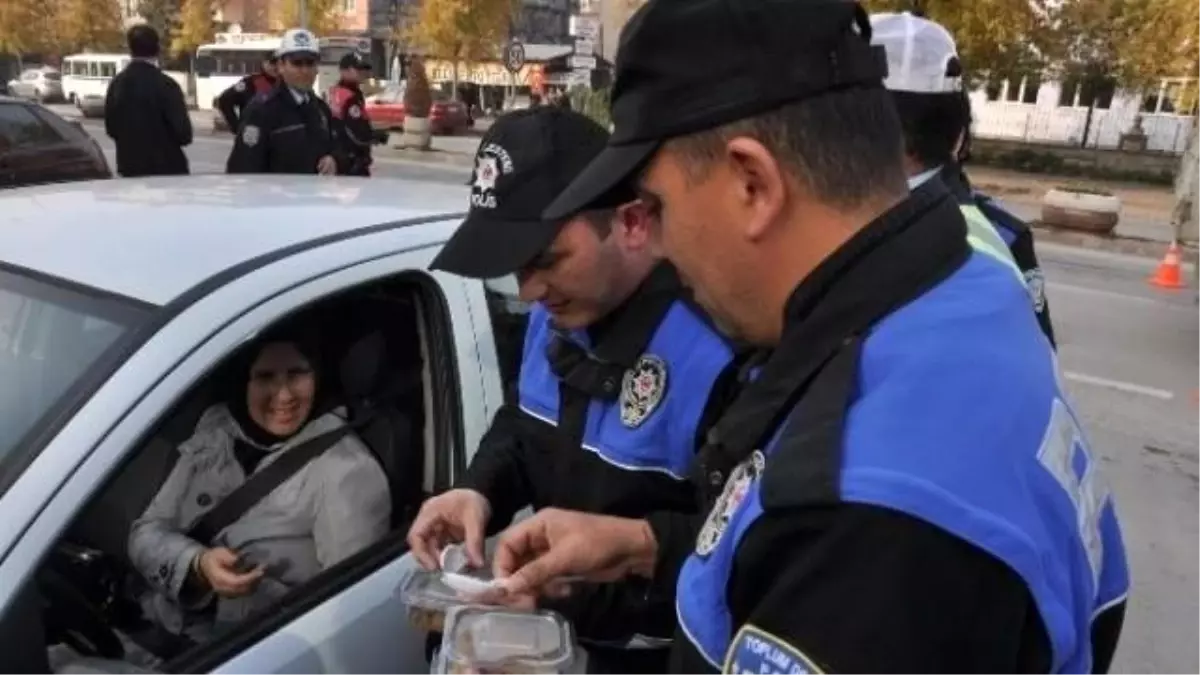 Emniyetten Sürücülere Aşure İkramı