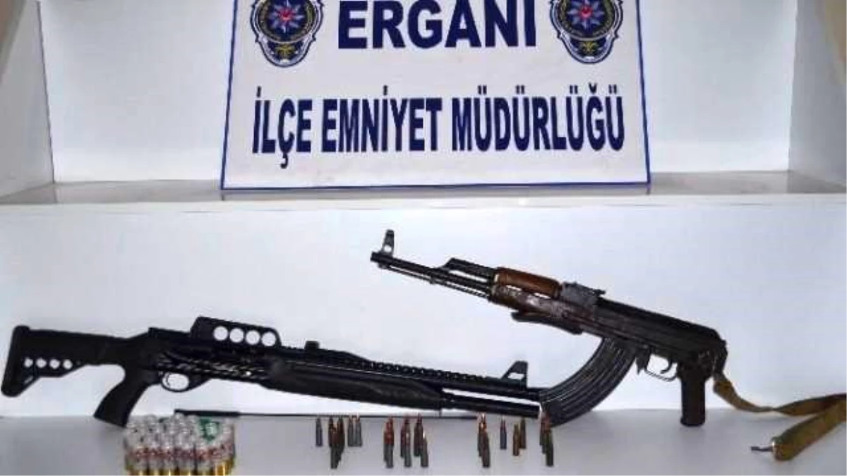 Ergani\'da Uyuşturucu Madde ve Kalaşnikof Silah Ele Geçirildi