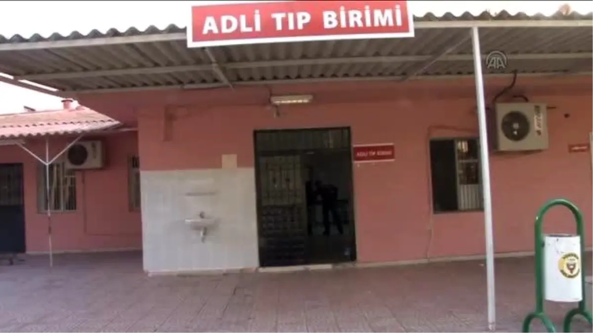 Adana\'da Birini Bıçakla Öldürdüğü İddiasıyla Yakalanan Zanlı Adliyede