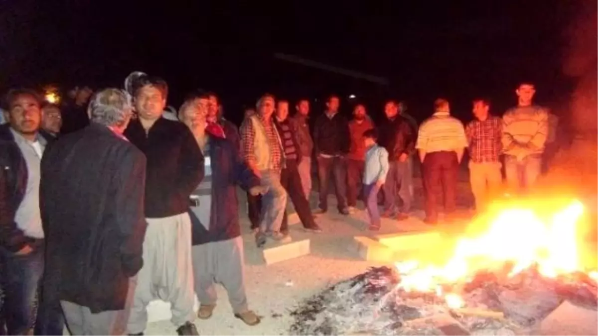 Kazalara Tepki Gösteren Halk Karayolunu Trafiğe Kapattı