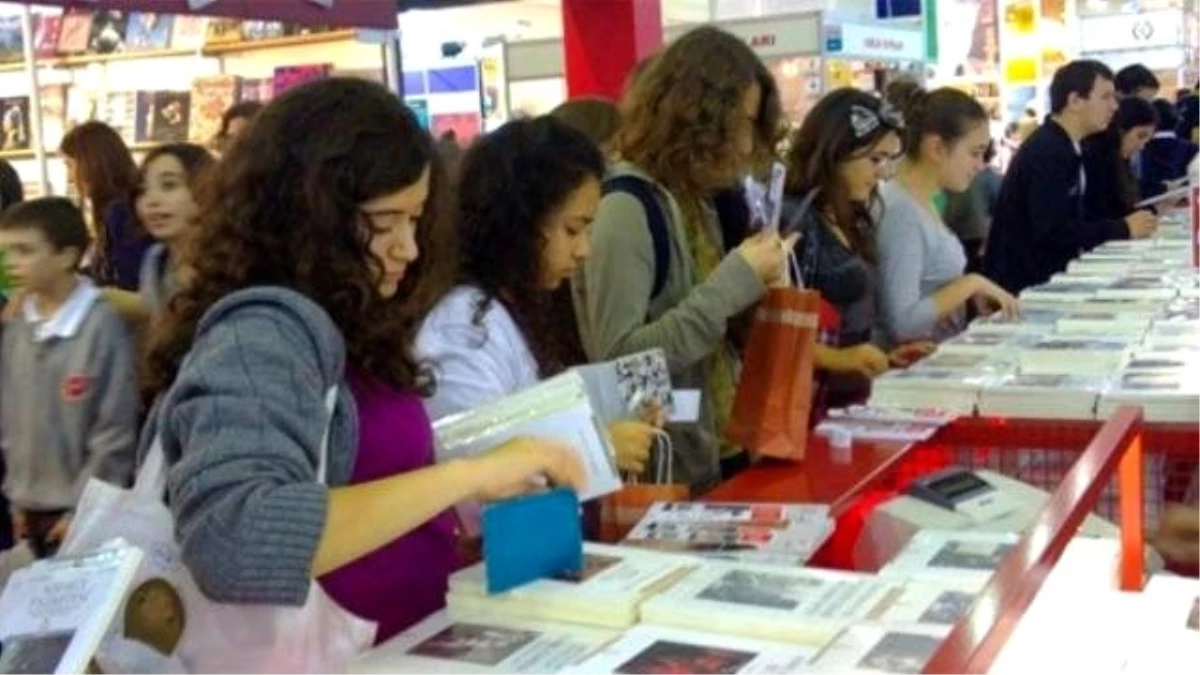 Kitap Fuarına Gençlerin İlgisi Umut Verici"