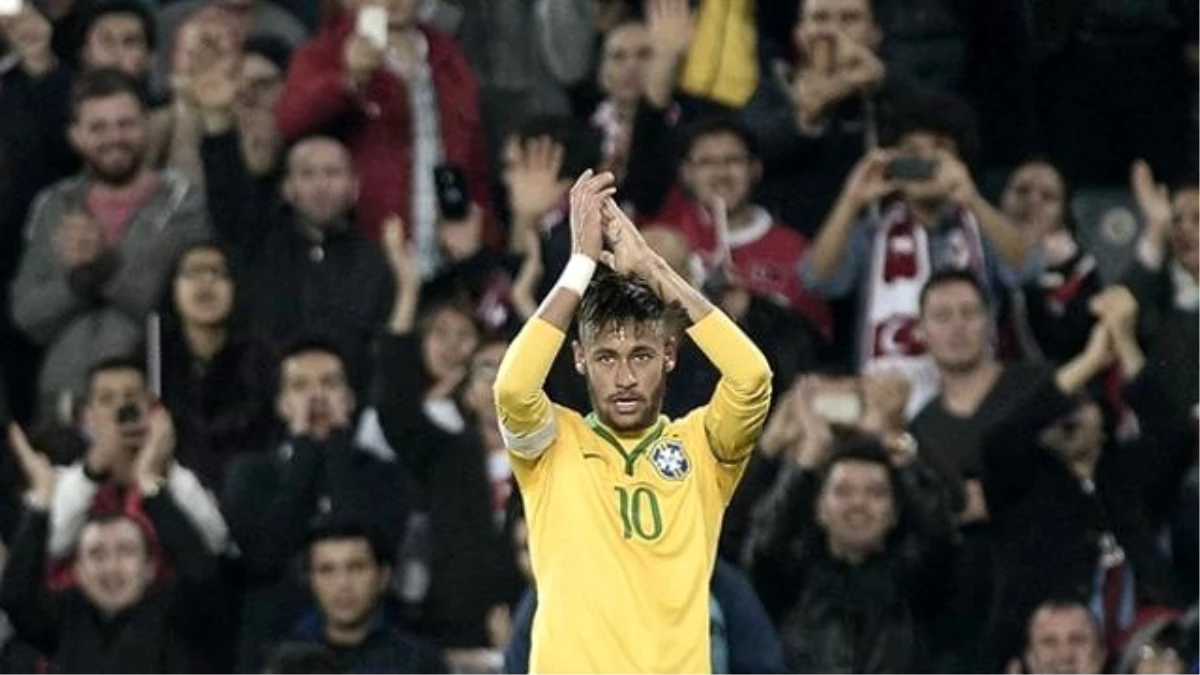 Türk Taraftarlar, Maç Esnasında Neymar\'a Sevgi Gösterisinde Bulundu