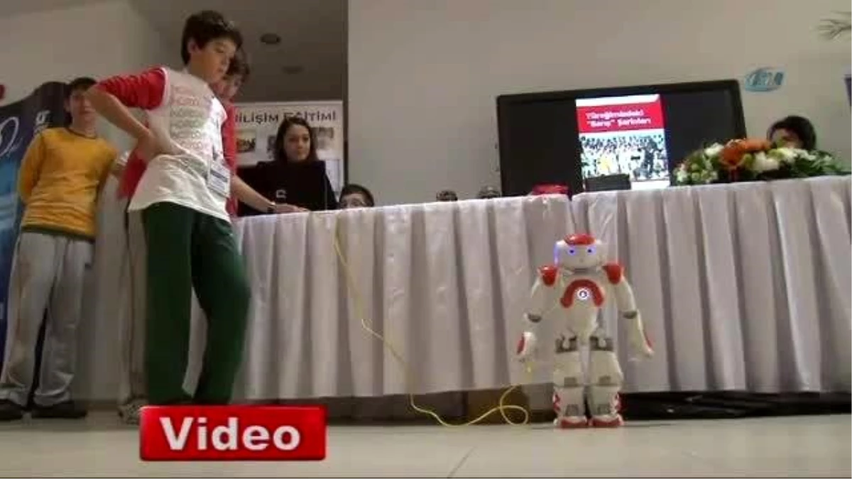 13 Yaşındaki Dahi Çocuk Robota İstediğini Yaptırıyor