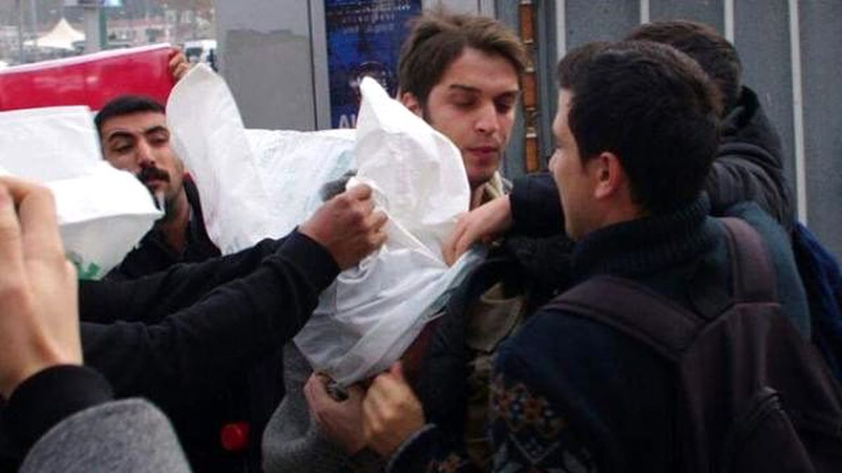 ABD Askerlerinin Başına Çuval Geçiren Eylemciler Serbest