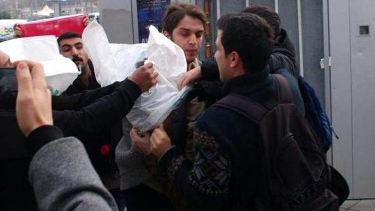 ABD Askerlerine Çuval Geçiren 12 Eylemci Serbest