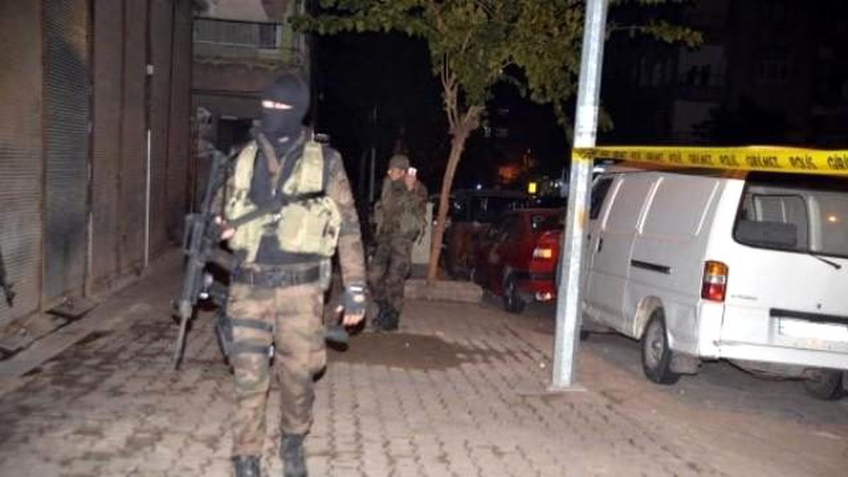 Diyarbakır\'da Kavgaya Müdahale Eden Polise Ateş Açıldı: 1 Polis Yaralı