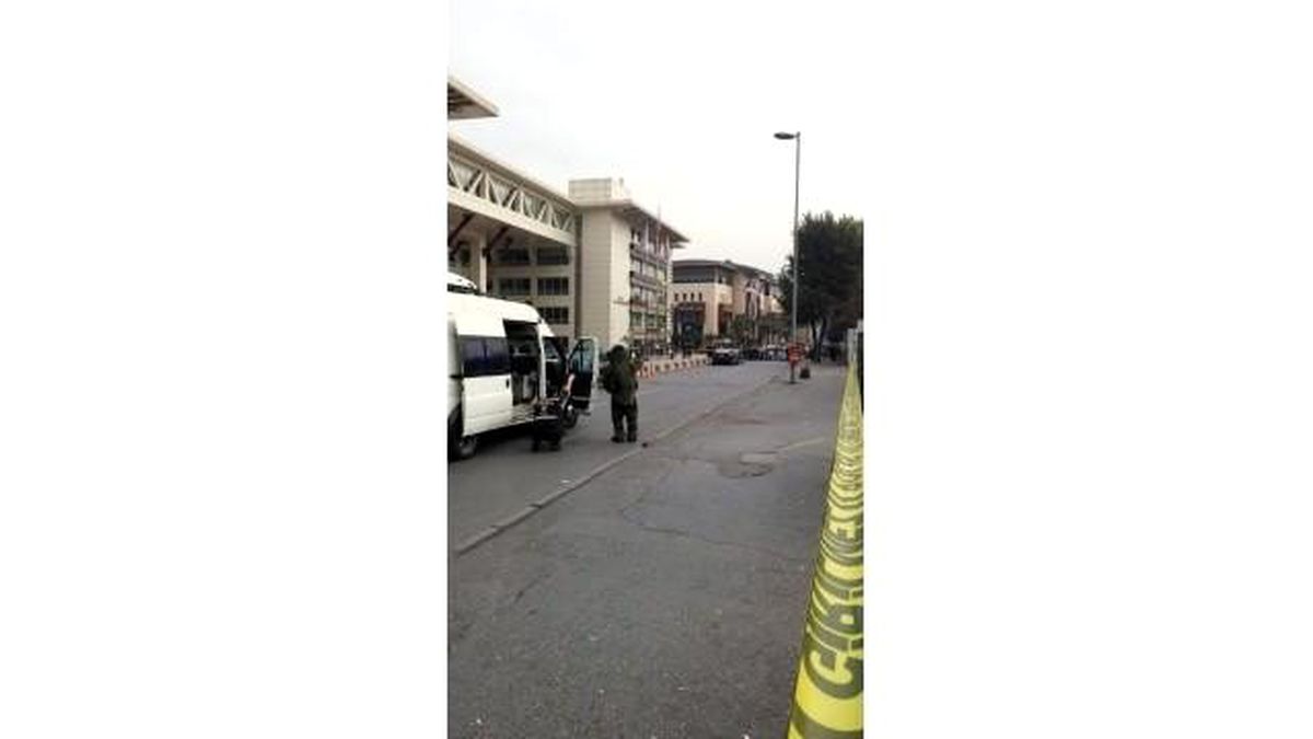 Emniyet Durağı Yanında Unutulan Valiz Panik Yarattı