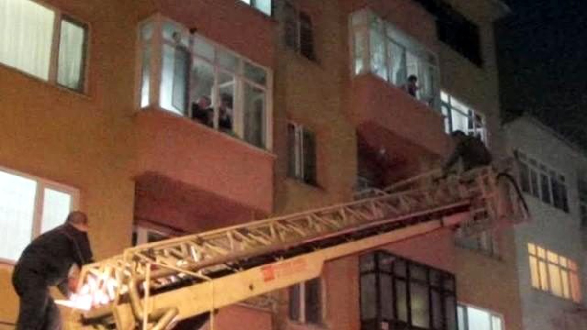 Evde Uyuyakalan Çocuk İtfaiye ve Polisi Alarma Geçirdi