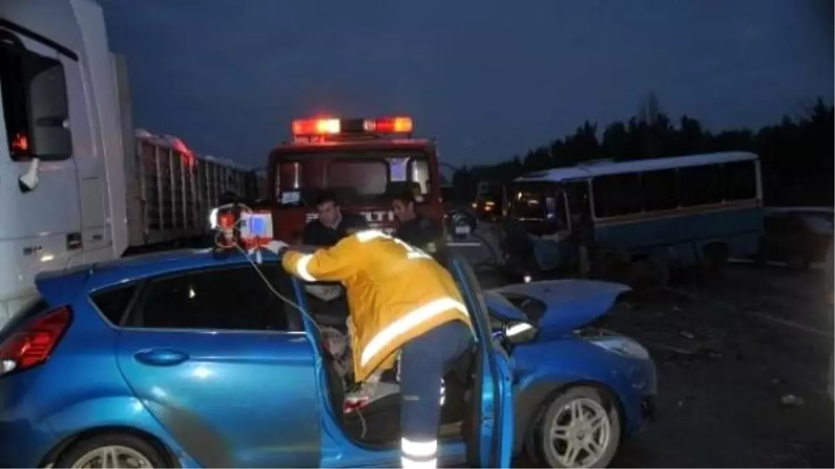 İşçi Taşıyan Midibüs Otomobille Çarpıştı: 1 Ölü, 2 Yaralı