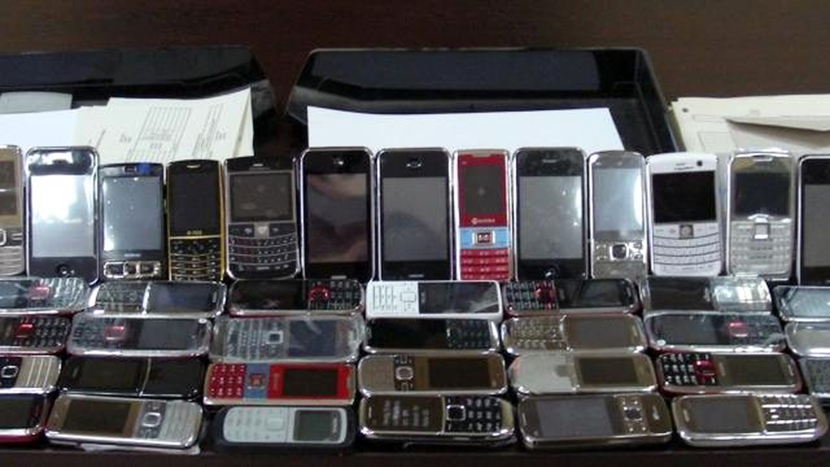 Uşak\'ta Kaçak Cep Telefonu Satan Mağazalarına Baskın