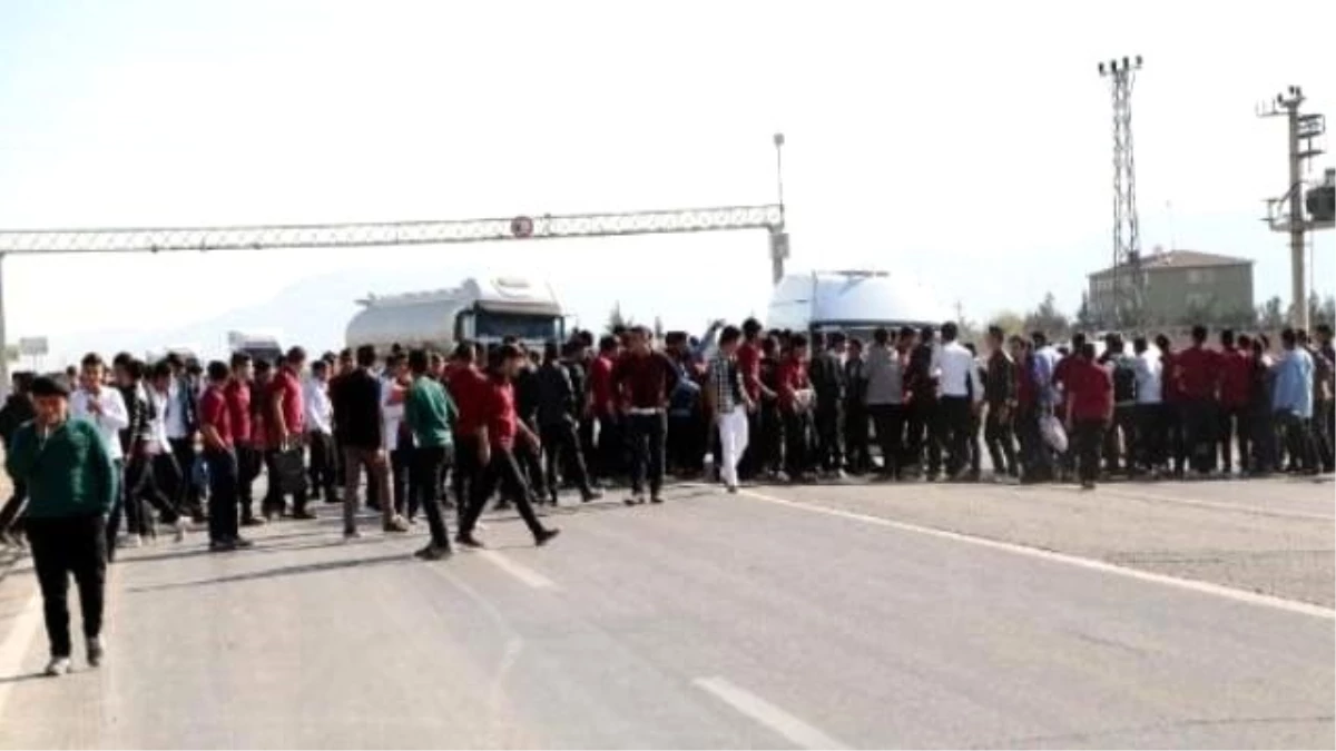 Kazada Ölen Liseli Mehmet\'in Arkadaşları İpekyolu\'nu Ulaşıma Kapatı