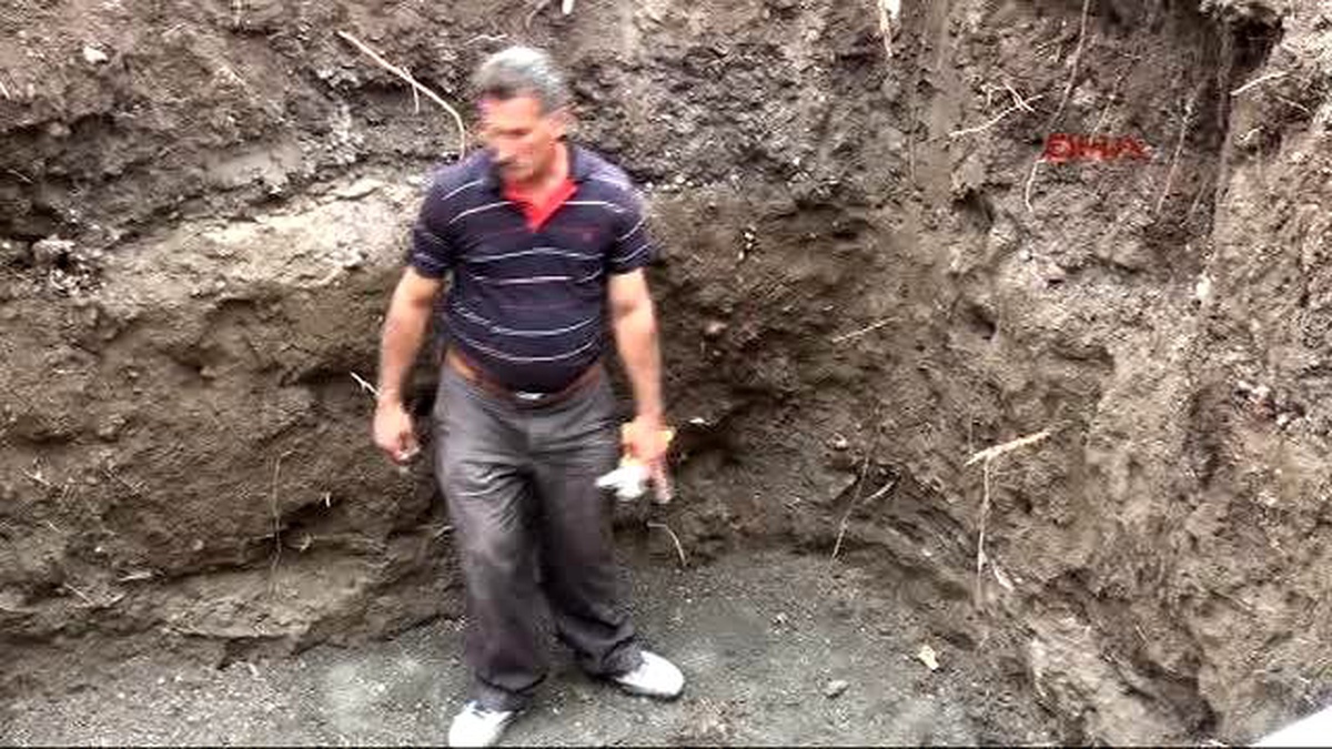 Parkta Doğalgaz İçin Kazılan Çukurdan İnsan Kemikleri Çıktı