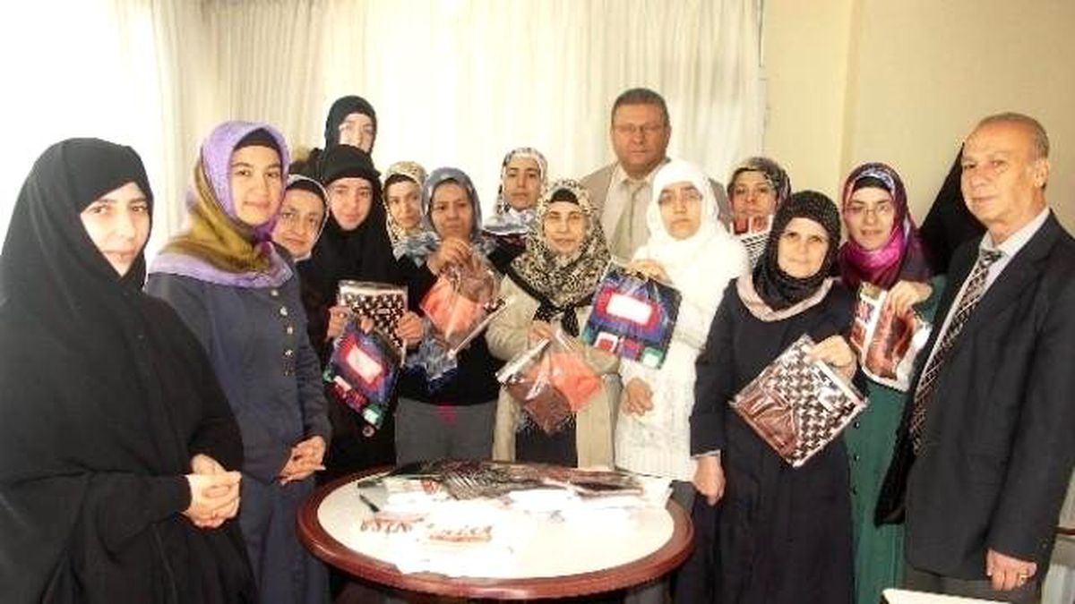 Kur\'an Kursuna Katılan İşitme Engelli Kadınlara Hediye Eşarp