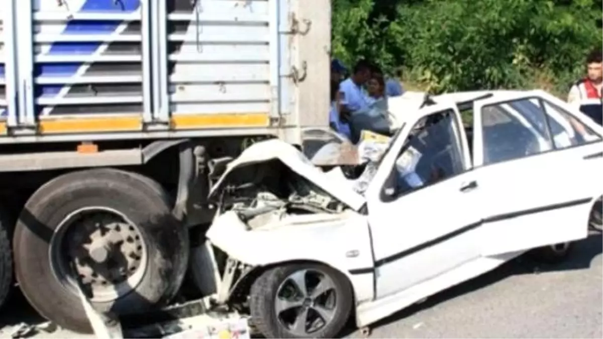 Mersin\'de Otomobil Tıra Çarptı: 4 Ölü, 2 Yaralı