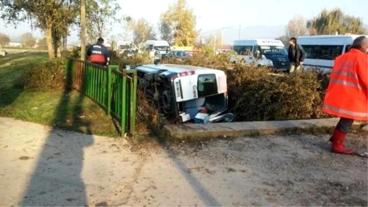 Niksar\'da Minibüs Devrildi: 14 Yaralı