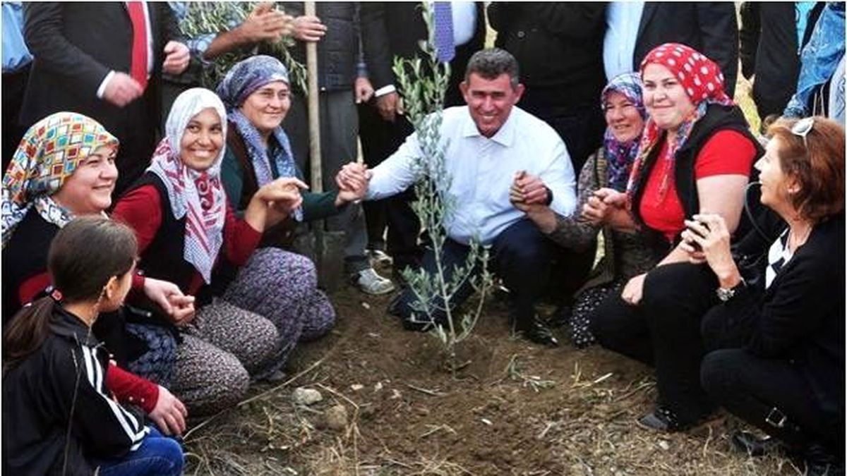 Barolar Birliği Başkanı Feyzioğlu, Yırca\'da Zeytin Fidanı Dikti