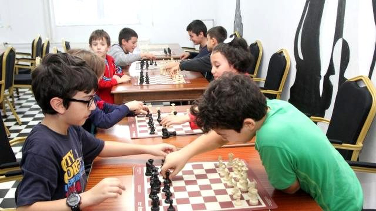 Sporcu Velileri de, Satranç Öğreniyor