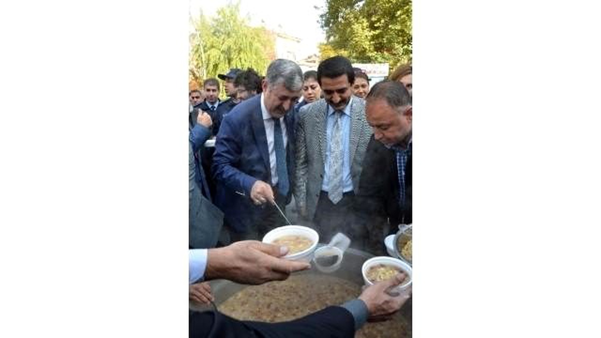 Yeşilyurt Belediyesi\'nden Pazar Esnafına Aşure İkramı
