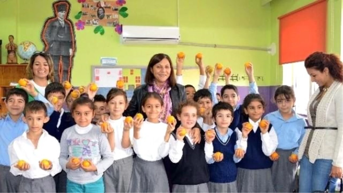 Akdeniz Belediyesi Okullarda Narenciye Dağıttı
