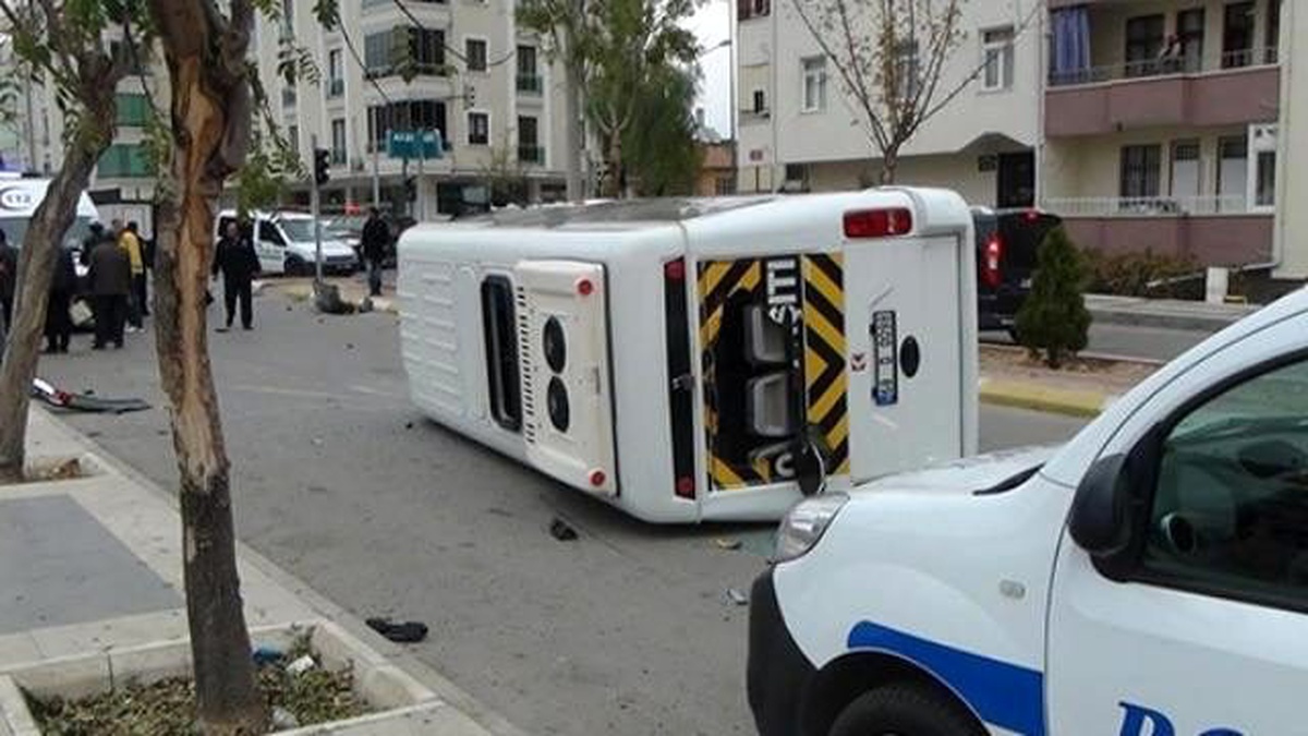 Aksaray\'da Minibüs ile Otomobil Çarpıştı: 3 Yaralı