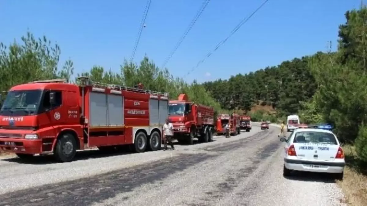 Çanakkale\'de Otomobil Menfeze Uçtu: 3 Ölü