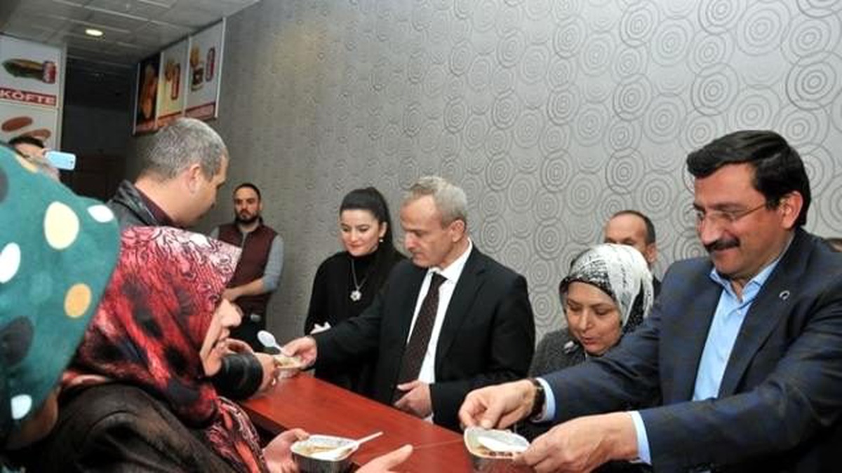 Başkan Ak Keçiörenlilere Aşure İkram Etti
