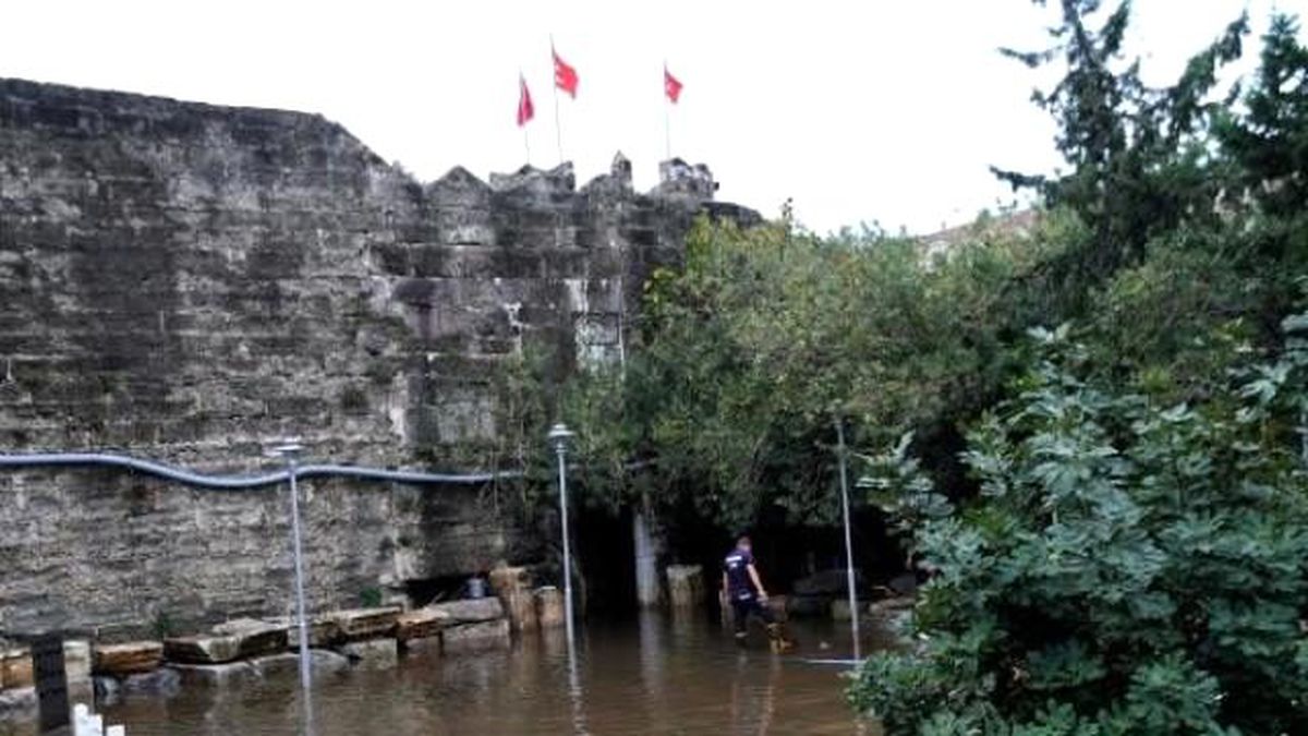 Bodrum\'da Sağanak Yağmur Cadde ve Sokakları Dereye Çevirdi (2)