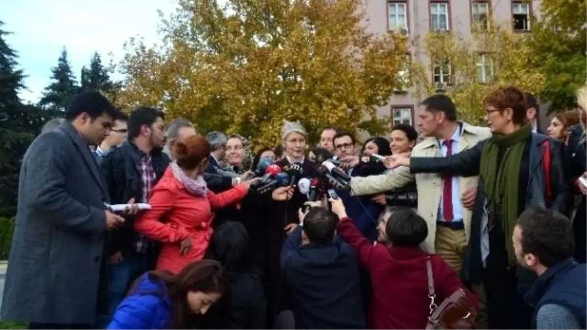 CHP\'den İstifa Eden Emine Ülker Tarhan Parti Kurdu