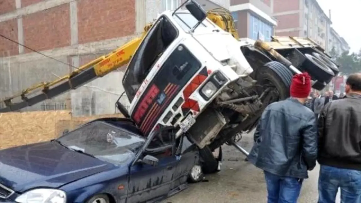 Demir Yüklü Vinç, Otomobilin Üzerine Böyle Devrildi