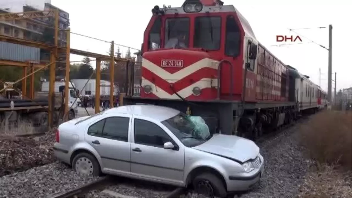 Eskişehir Tren Hemzemin Geçitte Otomobile Çarptı 1 Yaralı