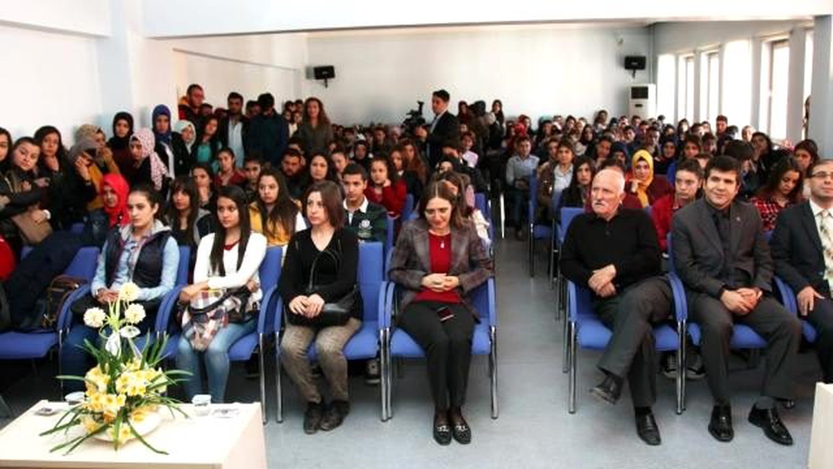 Gençlik Sorunları ve Çözüm Önerileri Konferansı Düzenledi