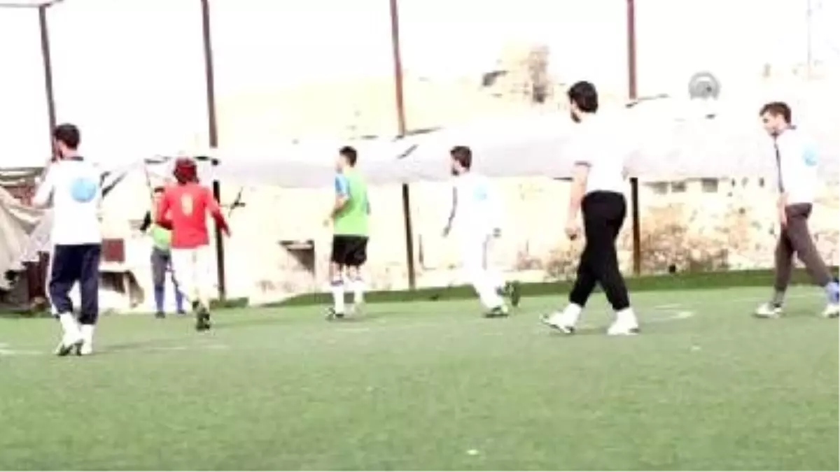 Halep\'te Bombaların Gölgesinde Futbol Sürüyor