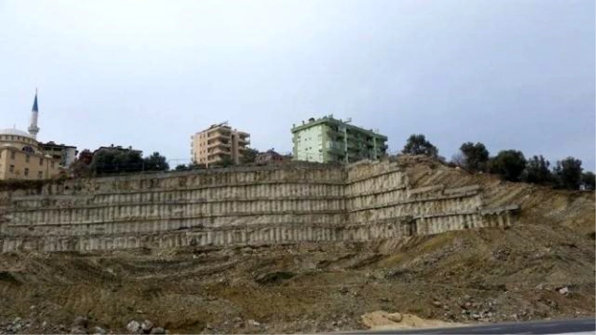 Kuşadası\'nda Toprak Kayması Yüzünden Cami İbadete Kapatıldı
