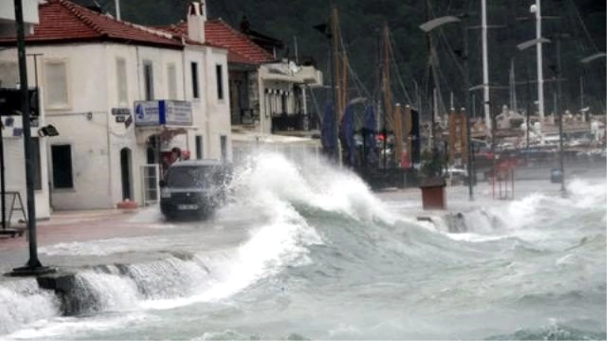 Marmaris\'te Etkili Yağış Su Taşkınlarına Yol Açtı