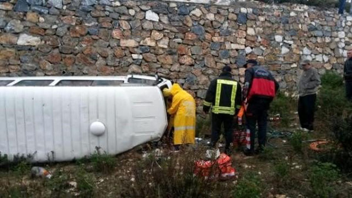 Aydın\'da Minibüs Şarampole Devrildi: 2 Yaralı