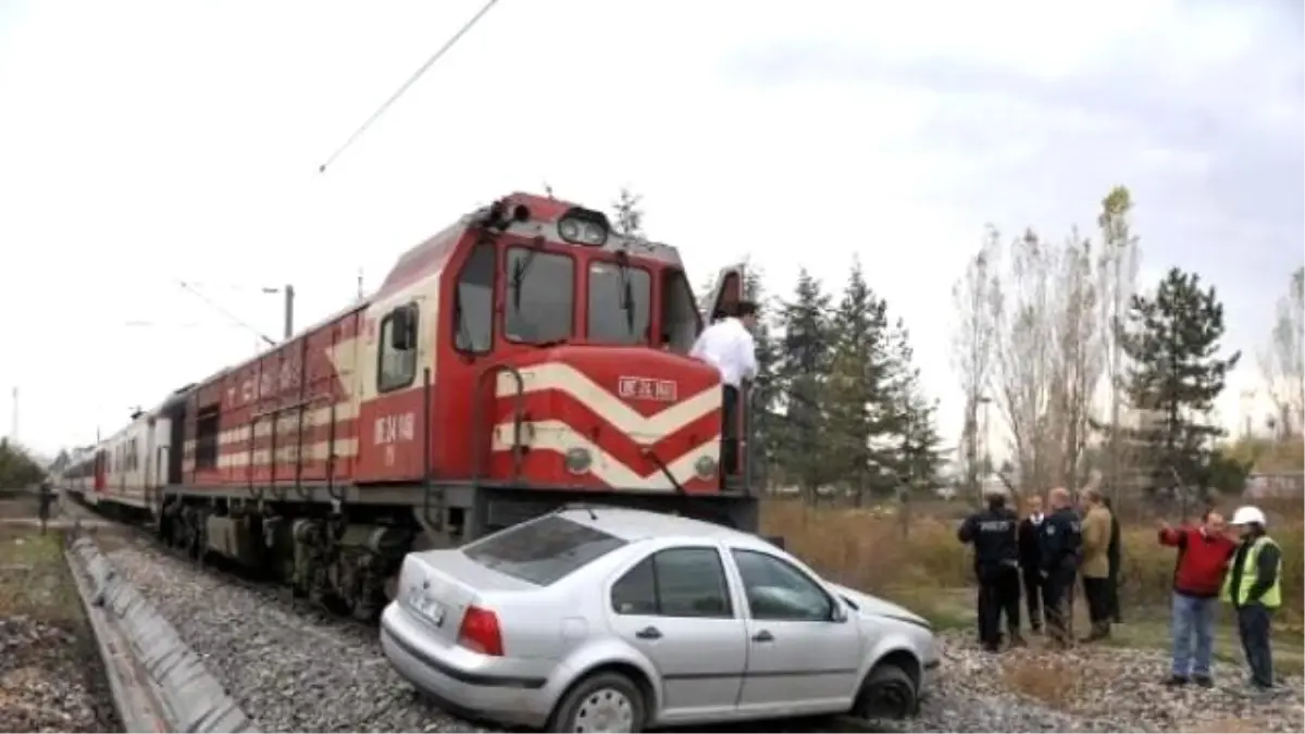 Tren Hemzemin Geçitte Otomobile Çarptı: 1 Yaralı