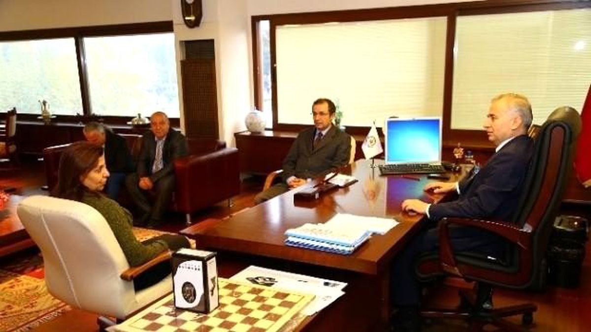 Tsf, Başkan Zolan\'a Satranç Takımı Hediye Etti