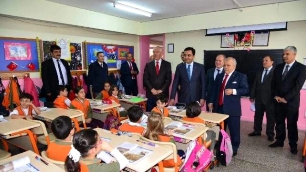 Kırşehir Valisi Şentürk Belediye Başkanı ile Okulları Ziyaret Ediyor
