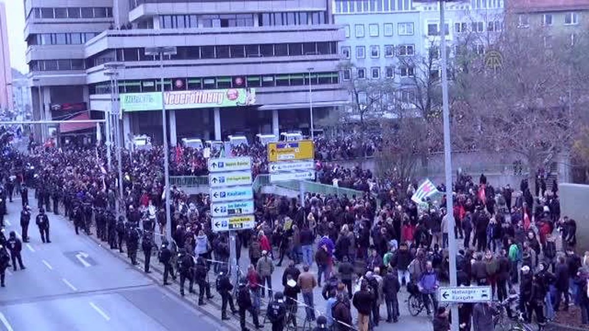 Almanya\'da Aşırı Sağcılara Karşı Binlerce Kişi Toplandı